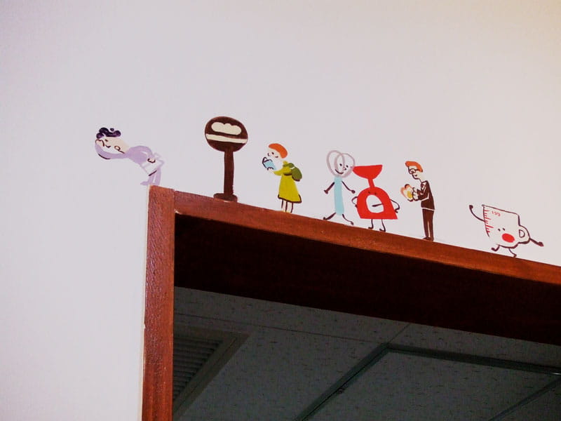 BREAD JUNCTIONの店内ペイント写真：パンでできた気球に乗船するために並んでいるお客さん