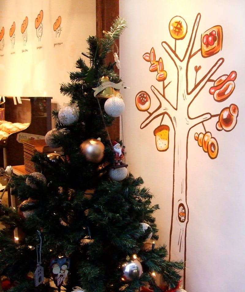 BREAD JUNCTIONの店外ペイント写真：木のなるパン