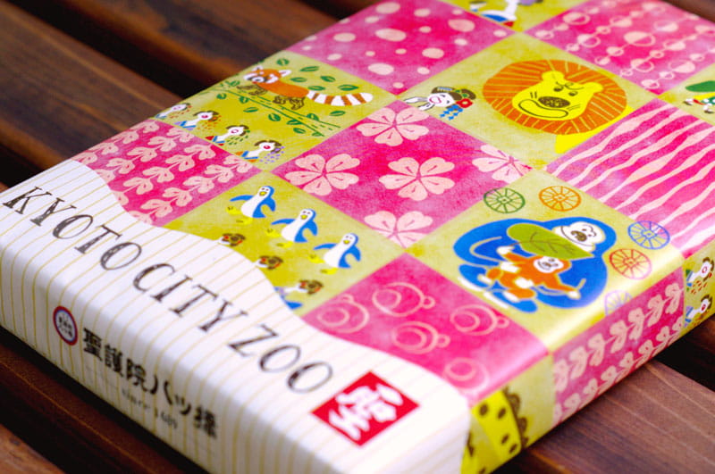 京都市動物園の八ツ橋のパッケージのアップ写真